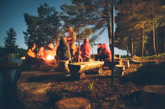tempat camping menantikan malam tahun baru bersama keluarga di depan rumah
